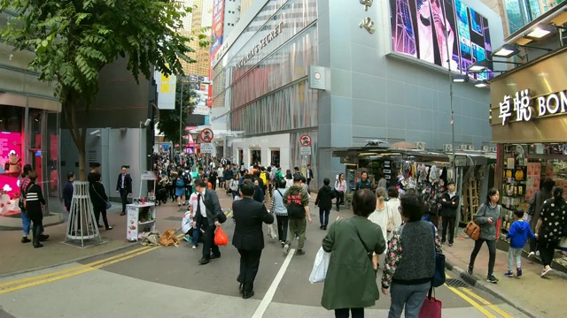 在香港铜锣湾漫步或走动视频素材