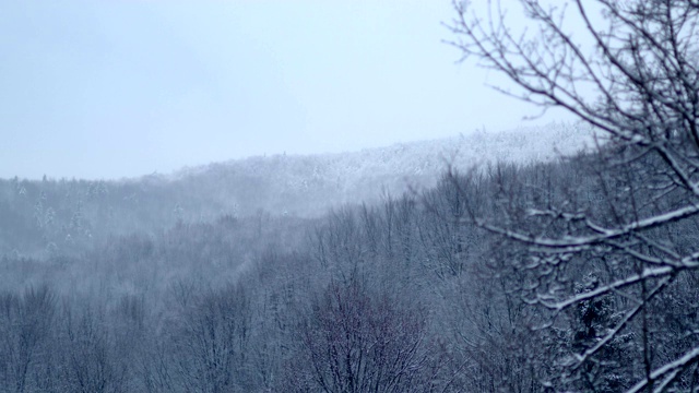 冬季仙境。的雪山风景视频素材