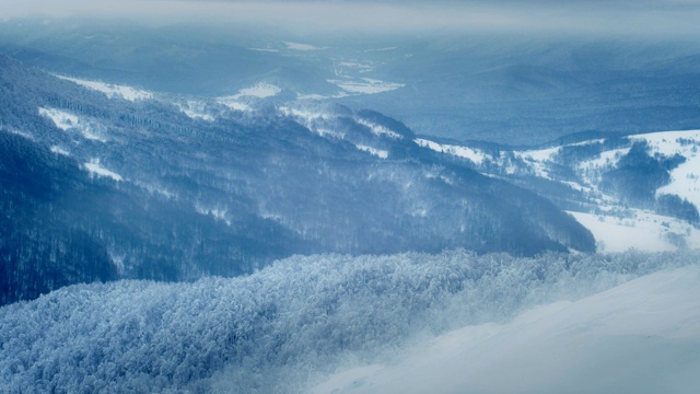 冬季仙境。的雪山风景视频素材