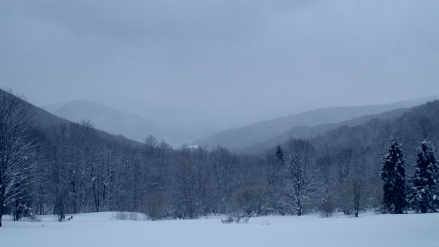 冬季仙境。的雪山风景视频素材