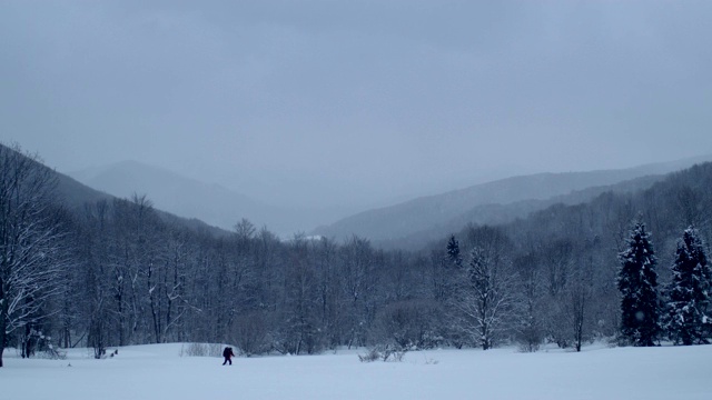 冬季仙境。的雪山风景视频素材