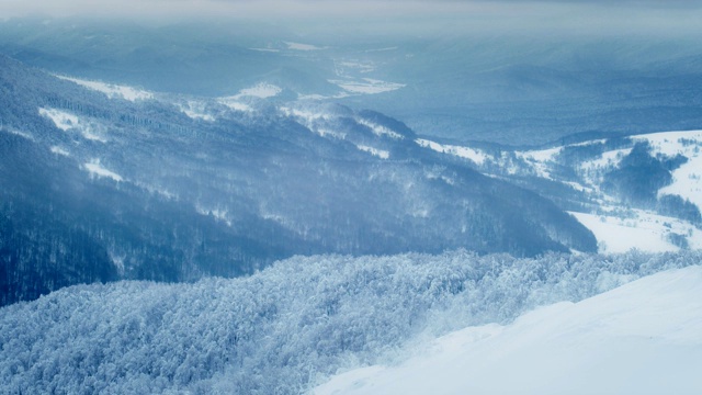 冬季仙境。的雪山风景视频素材