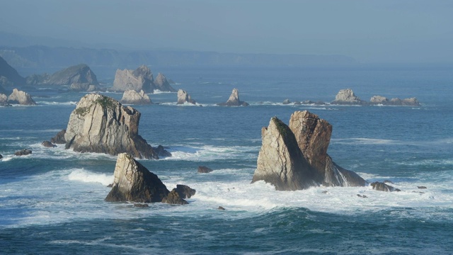 从Silencio海滩(Playa del Silencio)看到水中的岩石。视频素材