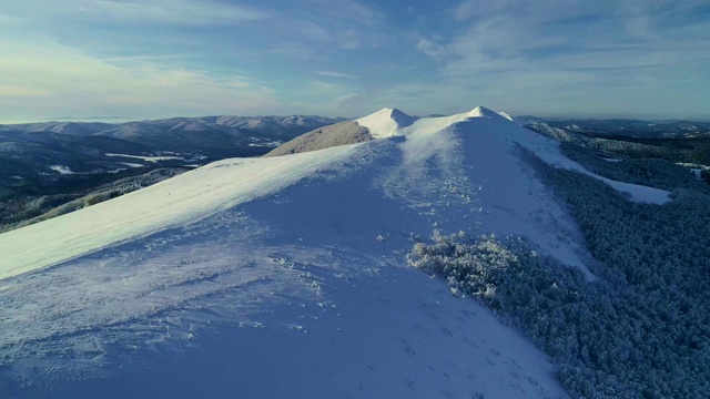 冬季仙境。雪山鸟瞰图视频素材