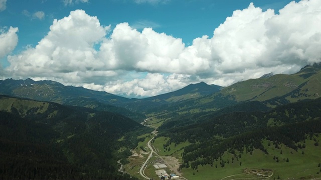 美丽的阿尔泰山山谷，鸟瞰图。泰山，云山，阿尔泰视频素材