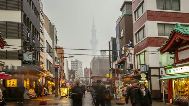 人们与东京天空树在背景附近浅草模板-浅草日本视频素材