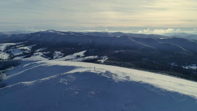 冬季仙境。雪山鸟瞰图视频素材