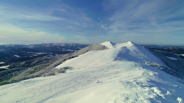 冬季仙境。雪山鸟瞰图视频素材