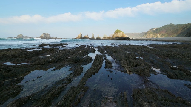 La Gueirua的落基海岸。视频素材