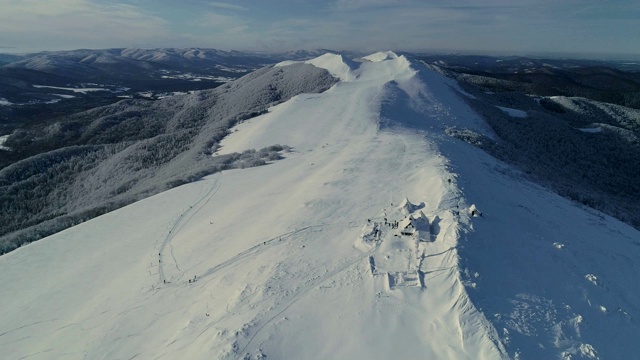 冬季仙境。雪山鸟瞰图视频素材