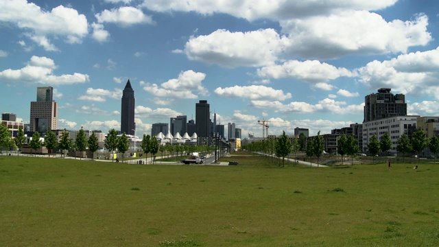 城市天际线和夏季云景全景视频素材