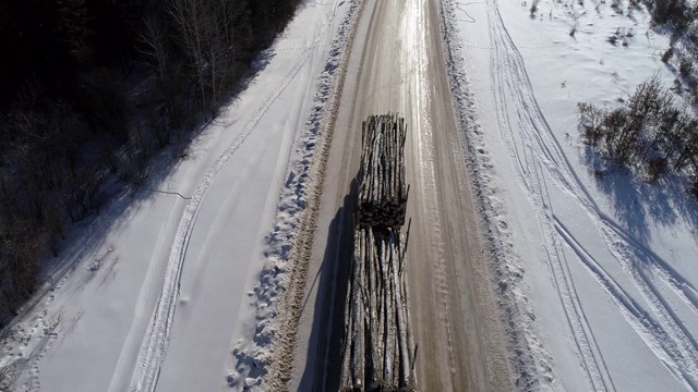 冬季工业道路与卡车交通。视频素材