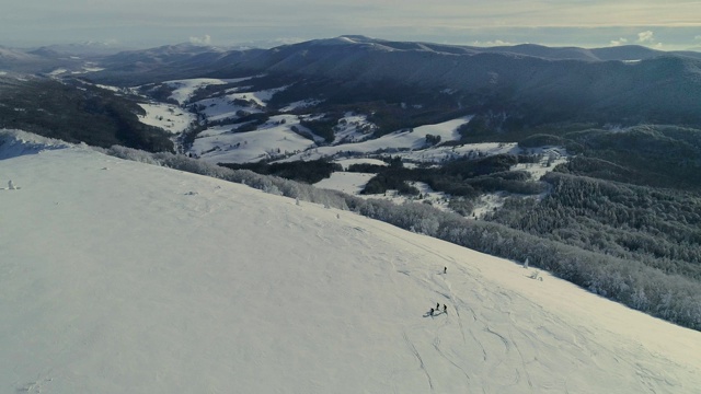 冬季仙境。雪山鸟瞰图视频素材