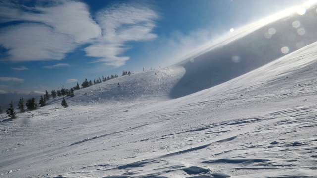 晴天，山顶有暴风雪视频素材