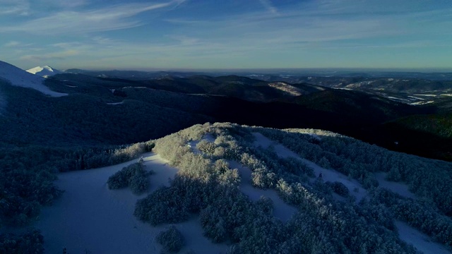 冬季仙境。雪山鸟瞰图视频素材