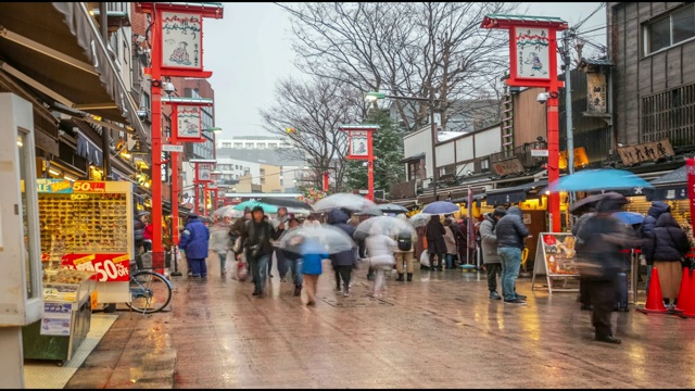 4K时间流逝——在日本东京的浅草地区，人们在下雪的时候散步视频素材