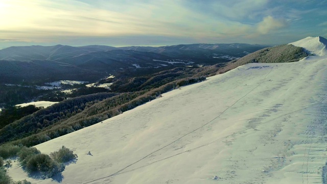 冬季仙境。雪山鸟瞰图视频素材