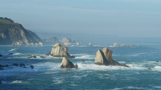 从Silencio海滩(Playa del Silencio)看到水中的岩石。视频素材