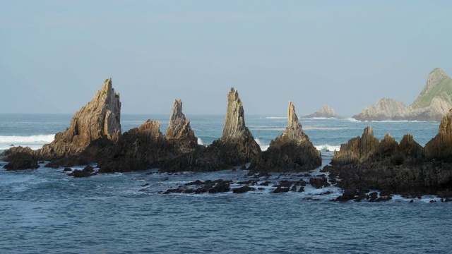 La Gueirua的落基海岸。视频素材