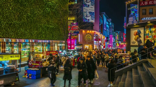 韩国首尔明洞市集。韩国首尔，人们晚上走在购物街上视频素材