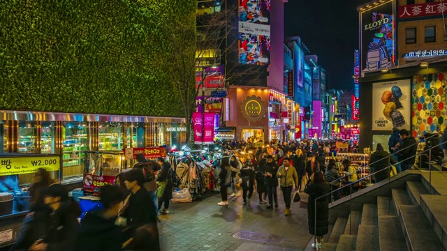 韩国首尔明洞市集。韩国首尔，人们晚上走在购物街上视频素材