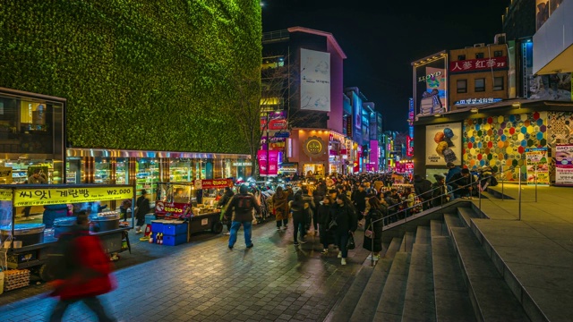 韩国首尔明洞市集。韩国首尔，人们晚上走在购物街上视频素材