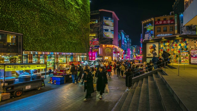 韩国首尔明洞市集。韩国首尔，人们晚上走在购物街上视频素材