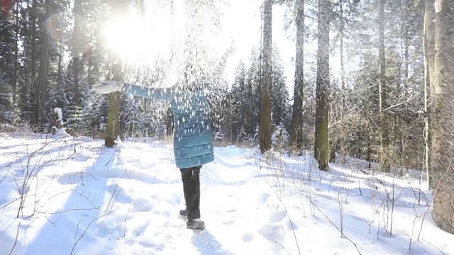 慢镜头快乐的年轻女子在玩雪视频素材