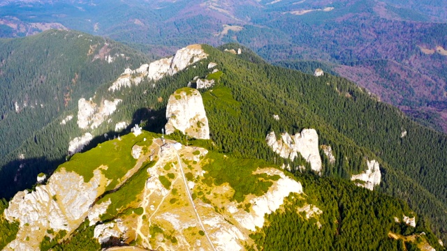 从无人机鸟瞰图，夏天的落基山视频素材