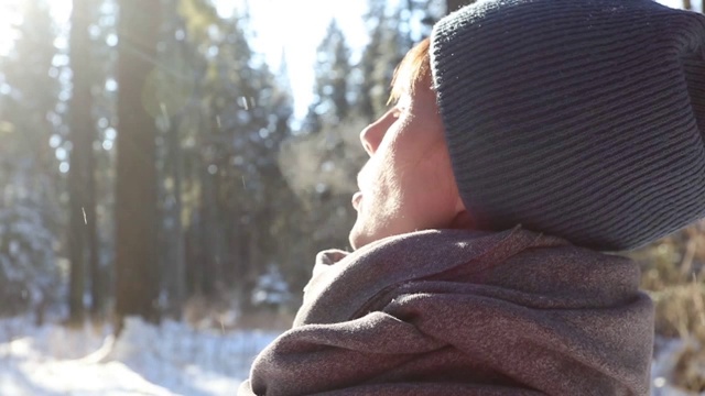 慢镜头快乐的年轻女子在玩雪视频素材