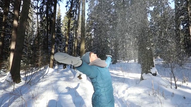 慢镜头快乐的年轻女子在玩雪视频素材