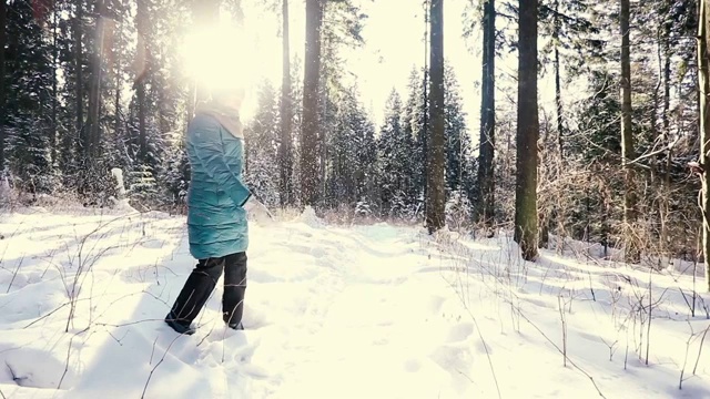 慢镜头快乐的年轻女子在玩雪视频素材