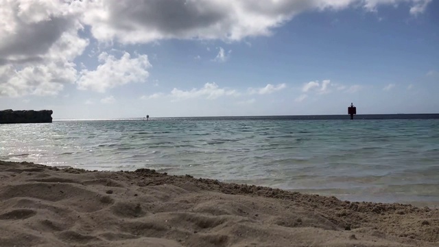 随着船只进出港口，库拉索岛海岸线上美丽天空的时间流逝视频素材