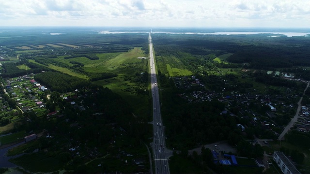 汽车在蓝色湖泊之间的高速公路上行驶视频素材