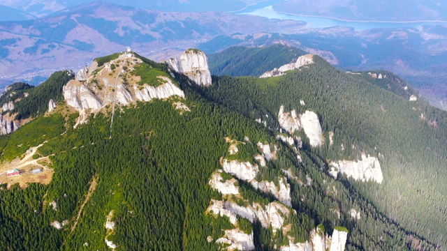 岩石和森林夏季景观，鸟瞰图视频素材