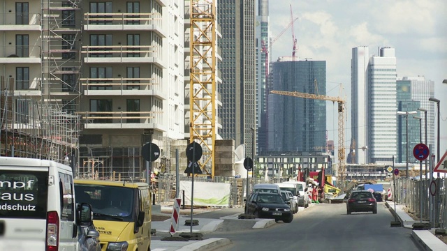 城市街道的建筑施工与快速运动中的交通视频素材