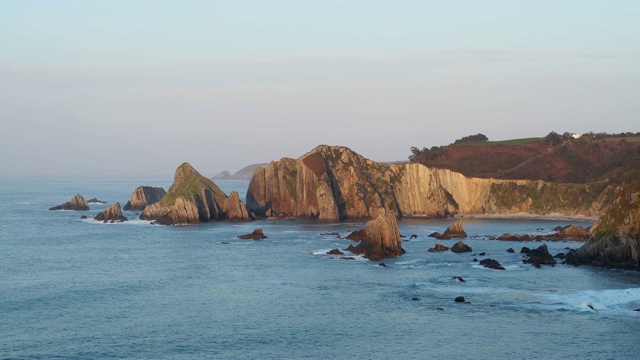 日落时分，从拉盖鲁阿海滩到蓬纳托尔的景色。视频素材