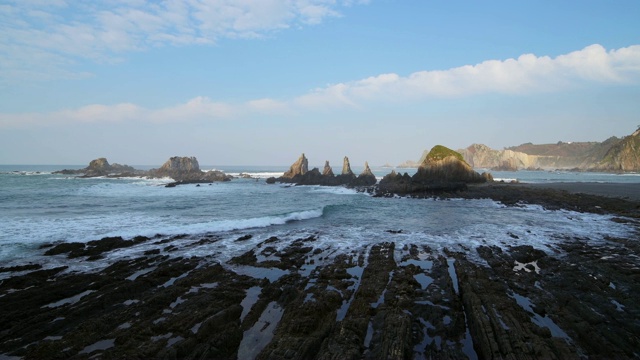 La Gueirua的落基海岸。视频素材