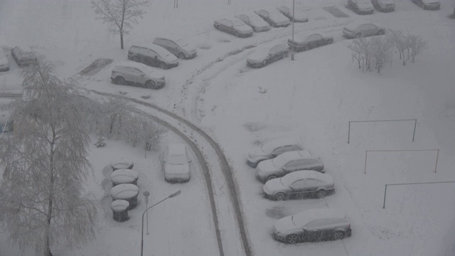 冬天早晨城市下雪，汽车下雪视频素材