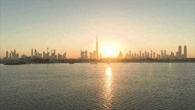 迪拜日出时现代摩天大楼和城市天际线的全景。阿联酋视频素材