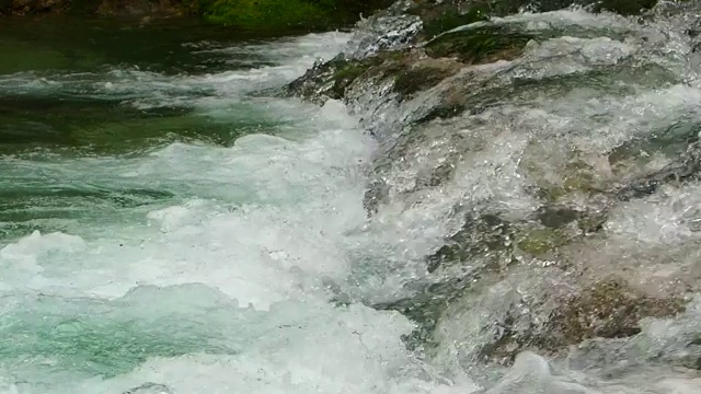 一条清澈寒冷的河流流淌在奥地利视频素材