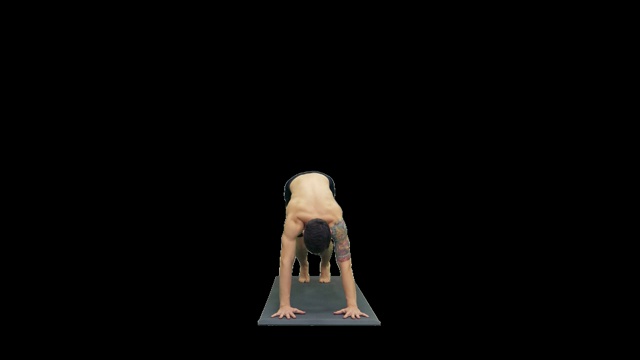 瑜伽大师练习下狗式瑜伽练习，adho mukha svanasana (surya, namaskar pose)， Alpha Channel视频素材