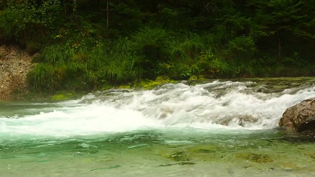 一条清澈寒冷的河流流淌在奥地利视频素材