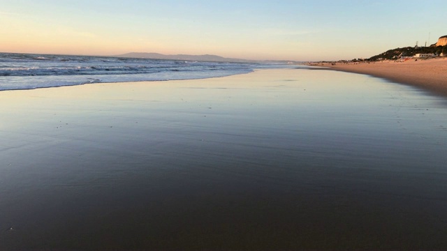 海滩日落时视频素材