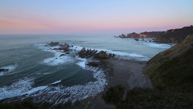 拉盖鲁阿海滩，日落时分的岩石海岸。视频素材