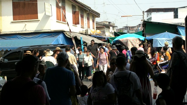 泰国，当地人和游客在等待穿过Maeklong铁路市场的著名火车视频素材