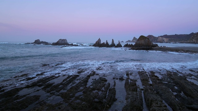 拉盖鲁阿海滩，日出时的岩石海岸。视频素材