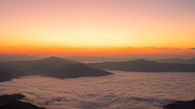 日出在山和雾，时间流逝视频素材