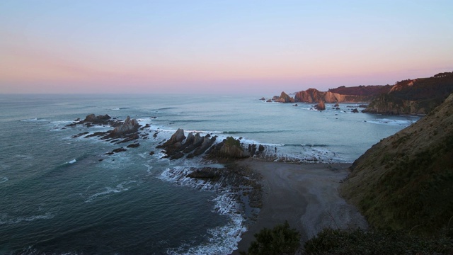 拉盖鲁阿海滩，日落时分的岩石海岸。视频素材