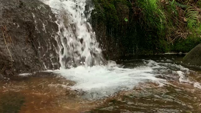 美丽的瀑布和古老的石头水磨视频素材